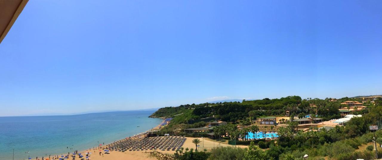 Appartamenti E Stanze Onde Blu Le Castella  Bagian luar foto