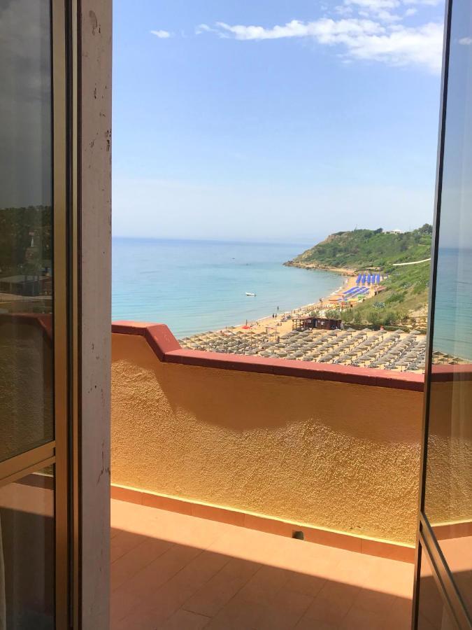 Appartamenti E Stanze Onde Blu Le Castella  Bagian luar foto