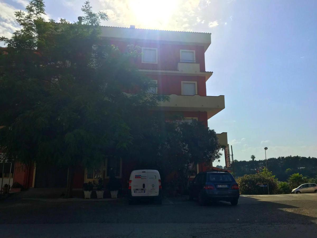 Appartamenti E Stanze Onde Blu Le Castella  Bagian luar foto